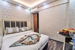 a bedroom with two beds and a tray of fruit at Istanbul Sirkeci Hotel in Istanbul