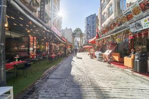 Istanbul Sirkeci Hotel في إسطنبول: شارع بالحصى في مدينة بها مطاعم