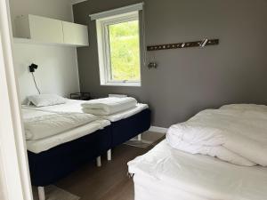 2 camas en una habitación con ventana en Mountain cabin with a magically beautiful view in Husa near Are en Järpen