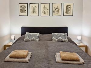 Postel nebo postele na pokoji v ubytování Modern Parkside Garden View Apartment