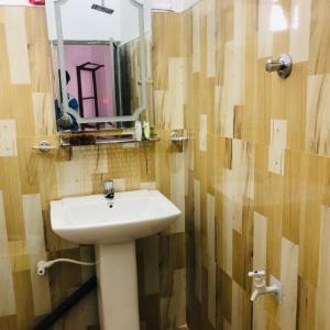een badkamer met een wastafel en een spiegel bij Green View Peak in Gampola