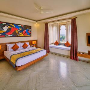 Llit o llits en una habitació de jüSTa Brij Bhoomi Resort, Nathdwara