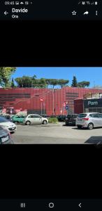 una foto di un parcheggio con auto parcheggiate di B&B metro B fronte metro a Roma