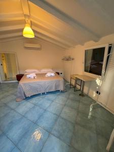 - une chambre avec un lit et 2 serviettes dans l'établissement CASA MEDUSA, à La Spezia