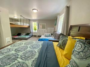 um quarto com uma cama e um beliche em SAFARI VILLA: Luxurious private villa w grand deck em Snohomish