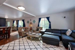 uma sala de estar com um sofá azul e uma mesa em SAFARI VILLA: Luxurious private villa w grand deck em Snohomish