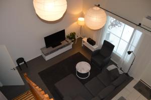 an overhead view of a living room with a couch and a television at Apartment Vuokatin Taika 2 in Vuokatti