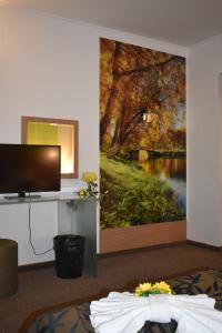 ヒサリャにあるGreen Hisar Hotel Familyの壁に絵が掛かっている部屋