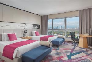Postel nebo postele na pokoji v ubytování Crowne Plaza Manila Galleria by IHG