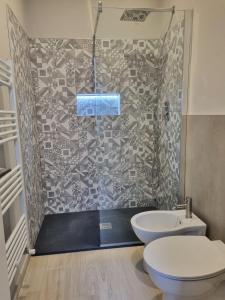 カザーレ・モンフェッラートにあるCà Fiammaのバスルーム(トイレ2つ、シャワー付)