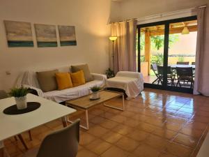 salon z kanapą i stołem w obiekcie Vivienda Vacacional Orquidea w Corralejo