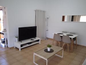 Telewizja i/lub zestaw kina domowego w obiekcie Vivienda Vacacional Orquidea