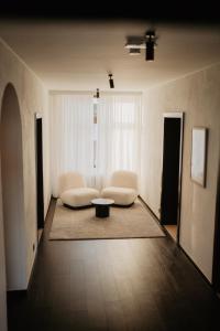 - un salon avec deux chaises et une table basse dans l'établissement Huize Schaberg, à Looz
