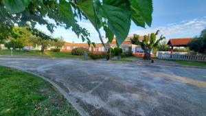 una calle vacía delante de una casa en Complejo en el medio del campo! 