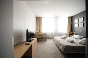 TV a/nebo společenská místnost v ubytování Hotel Navalis, Klaipėda