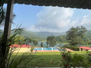 una casa con vistas al lago en VRISA Mountain Retreat, en Pune