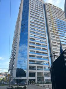 ein hohes Gebäude mit vielen Fenstern in der Unterkunft Studio 37 m² Centro Guarulhos in Guarulhos