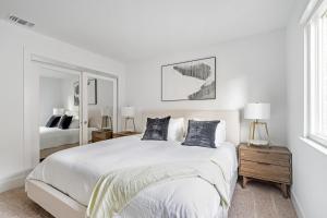 a white bedroom with a large bed and a mirror at Sharon Green apartments by FantasticStay in Menlo Park +137 photos