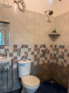 a bathroom with a toilet and a sink at 3BHK Home in Anjuna by Arzu Homes in Anjuna