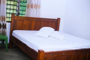 Una cama con dos toallas blancas encima. en The Nest Resort Shanzu, en Mombasa