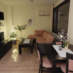 uma sala de estar com um sofá e uma mesa em The Terrace Apartment em Stara Zagora