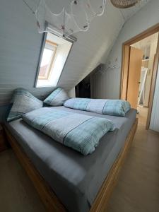 um quarto com 2 camas num sótão em Fewo 3 - Seehaus Hoyer em Gunzenhausen