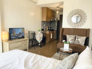 Kuchyň nebo kuchyňský kout v ubytování Serenity Stay Condo at 19th floor The Loop Tower Limketkai Center Lucky 19