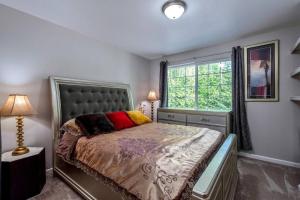 - une chambre avec un grand lit et une fenêtre dans l'établissement TRANQUILITY VILLA: Serene relaxation place, à Snohomish