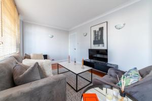 אזור ישיבה ב-Cosy Apartment Steps From London Eye