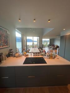 Una cocina o zona de cocina en Modern house by the Fjord in Sandane, Nordfjord.