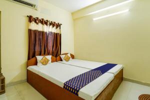 Кровать или кровати в номере SPOT ON Tirupati Guest House
