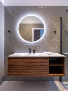 ein Bad mit einem Waschbecken und einem Spiegel in der Unterkunft Z 4 LUXURY VILLAS in Lefkada Town