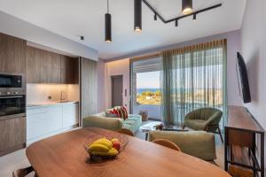 een keuken met een tafel met daarop een schaal fruit bij Z 4 LUXURY VILLAS in Lefkada