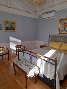 um quarto com uma cama e uma cadeira em Casa Al Borghetto em Oriago