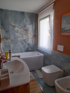 Casa Al Borghetto في Oriago: حمام مع حوض ومغسلة ومرحاض