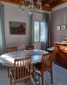 Casa Al Borghetto في Oriago: غرفة طعام مع طاولة وكراسي ومطبخ