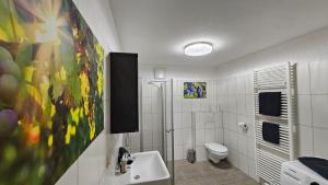 Ein Badezimmer in der Unterkunft APARTMENTS KREMSTAL