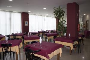 Reštaurácia alebo iné gastronomické zariadenie v ubytovaní Hotel Costa Blanca