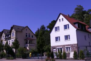 un grupo de casas en una ciudad en Villa Luise, en Hameln