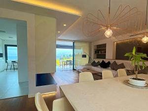 Sala de estar y comedor con sofá y mesa en Espectacular casa de diseño alto standing, en Alella