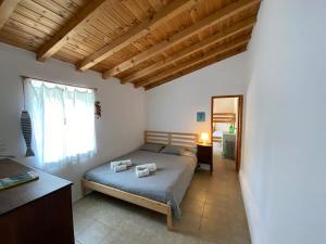 1 dormitorio con cama, escritorio y ventana en Casa da Luz, en Longueira