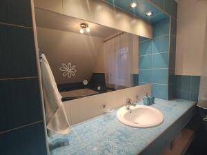 La salle de bains est pourvue d'un lavabo et d'un miroir. dans l'établissement Zielony Zakątek, à Piechowice
