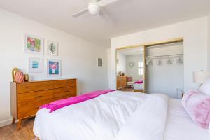 a bedroom with a white bed and a ceiling fan at Long Beach 1br nr aquarium groceries bars LAX-1156 in Long Beach