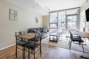 聖地牙哥的住宿－East Village 1br w rooftop nr park bars SAN-40，客厅配有沙发和桌椅