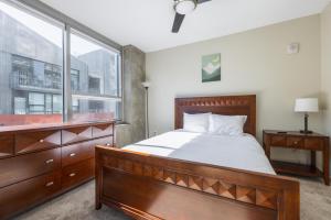 sypialnia z dużym łóżkiem i oknem w obiekcie East Village 1br w rooftop nr park bars SAN-40 w mieście San Diego