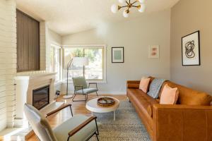 sala de estar con sofá y mesa en Rancho Penasquitos 4br w wd nr trails parks SAN-41 en San Diego