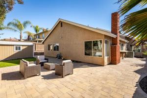 un patio con sillas de mimbre y una casa en Rancho Penasquitos 4br w wd nr trails parks SAN-41 en San Diego