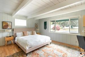 a bedroom with a large bed and a window at Menlo Park 4br w garage backyard patio ac SFO-1543 in Menlo Park