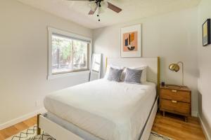 1 dormitorio con cama blanca y ventana en Rancho Penasquitos 4br w wd nr trails parks SAN-41 en San Diego