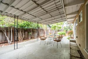 an outdoor patio with a table and chairs at Menlo Park 4br w garage backyard patio ac SFO-1543 in Menlo Park